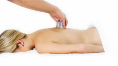 Cupping: een glazen cup wordt over de rug bewogen